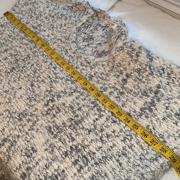 Umgee sweater fuzzy feel wide neck elbow length sleeves fringed Sz medium/large - Picture 5 of 7